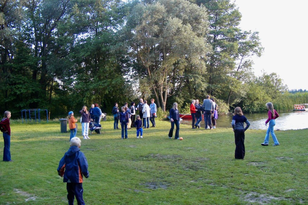 Kinder auf dem Rasen des Strandbades am Plessower See in Werder (Havel)