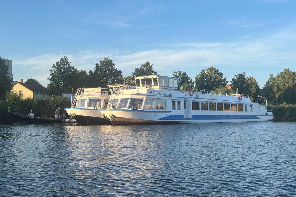 Die Fahrgastschiffe "Pegasus" und "Bismarckhöhe" liegen an ihrem Steg vor der Inselstadt in Werder (Havel)