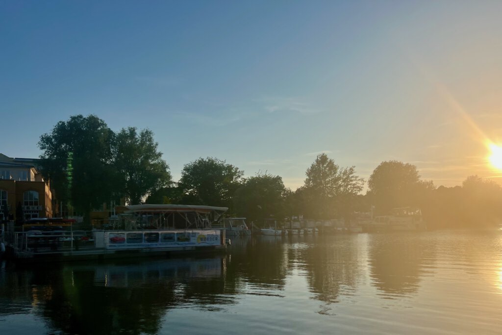 Der Anleger des Bootsverleihs "Krüger und Till" an der Föhse in Werder (Havel) in der Abendsonne