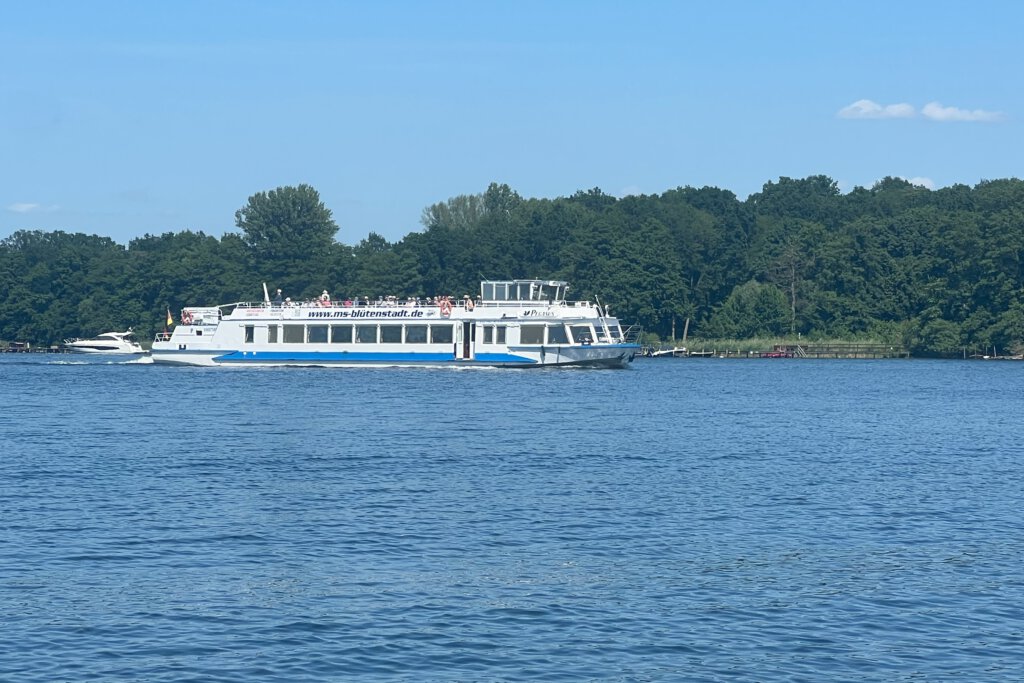 Die MS Bismarckhöhe schippert mit ihren Fahrgästen über den Glindower See