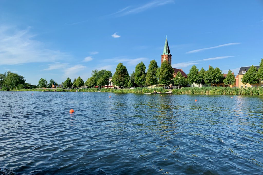 Föhse: Der Havelarm am östlichen Ufer der Inselstadt von Werder (Havel). Du siehst die katholische Kirche Maria Meeresstern