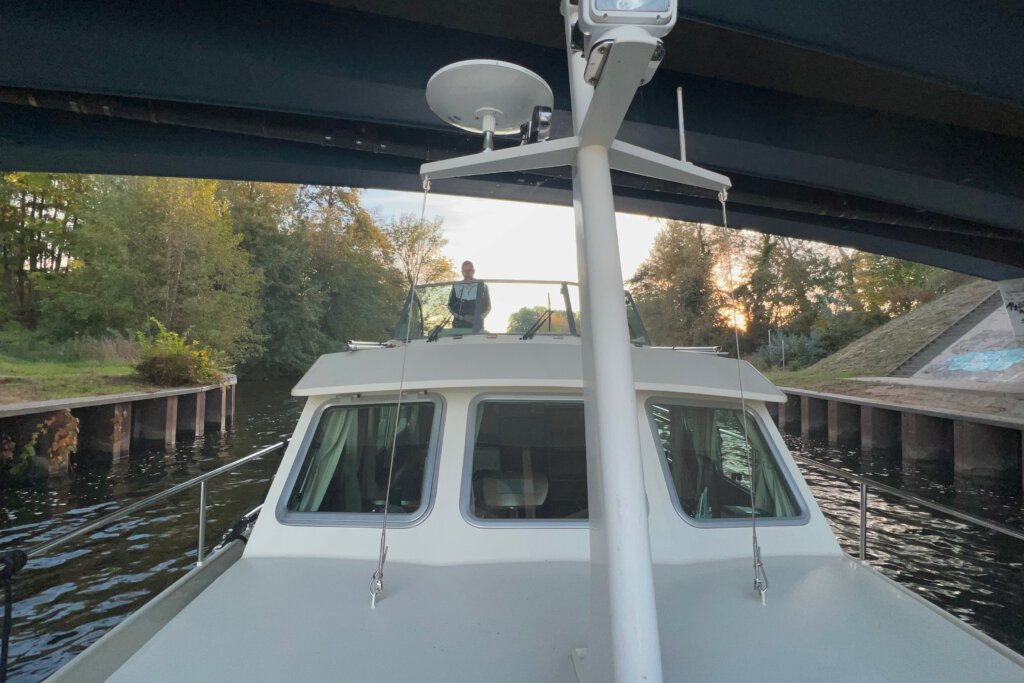 Durchfahrt mit einem hohen Boot durch die Strengbrücke in Werder (Havel). Die Brücke ist nicht sehr hoch.