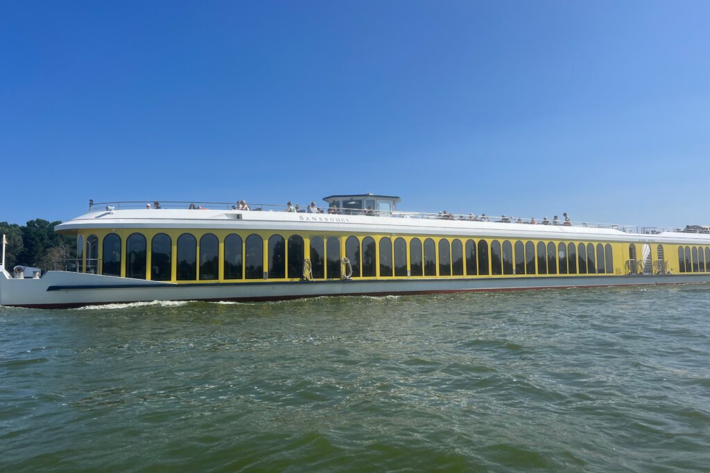 Das Fahrgastschiff "MS Sanssouci" ist in seiner Optik dem Schloss nachempfunden. Prägnant sind die gelben Bogenfenster