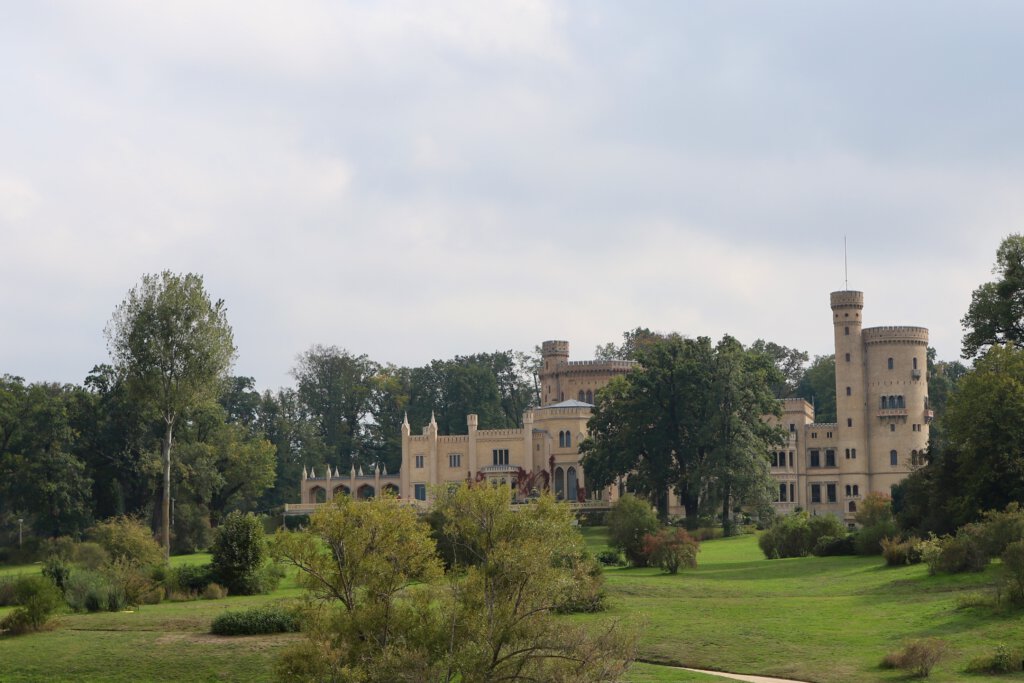 Blick vom Tiefen See auf das Schloss Babelsberg im gleichnamigen Park in Potsdam