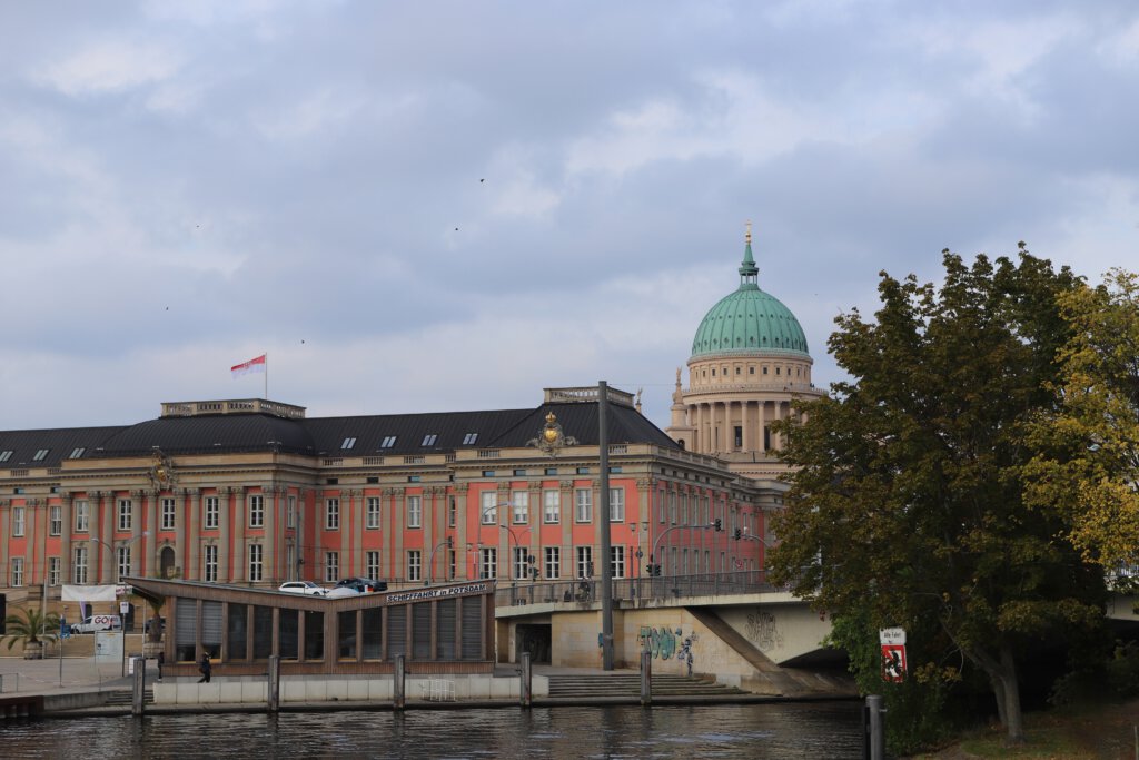 Blick von der Havel auf das Potsdamer Stadtschloss und den Turm der Nikolaikirche