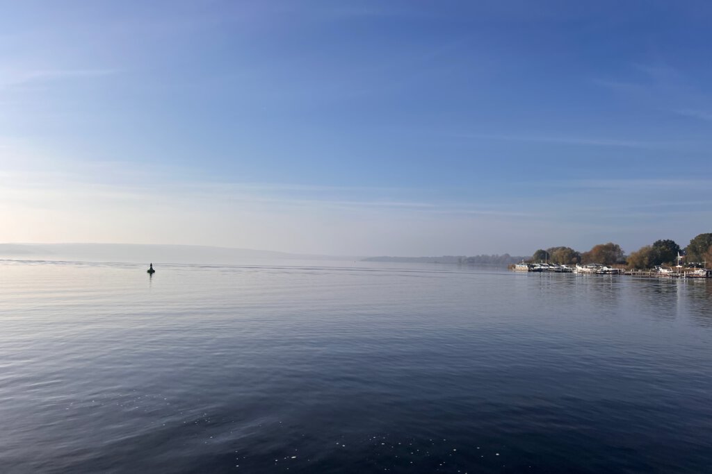 Der Schwielowsee in Potsdam-Mittelmark liegt an einem Oktobermorgen unter einem Nebelschleier