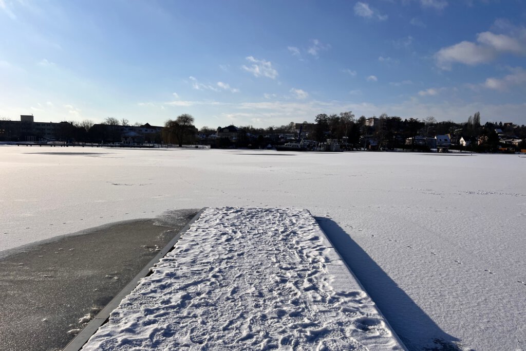 Mit Schnee bedeckter Steg am Havelarm Föhse in Werder (Havel)