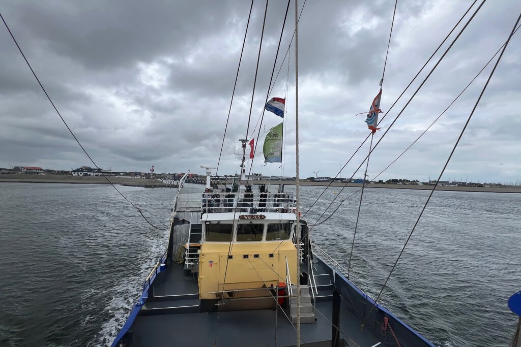 Ein Fischkutter verlässt den Hafen von Oudeschild auf Texel.