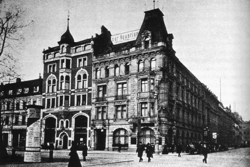 Das erste Aquarium in Berlin in der Straße Unter den Linden. Hier siehst du es auf einem Foto von 1885. Das Gebäude existiert nicht mehr.