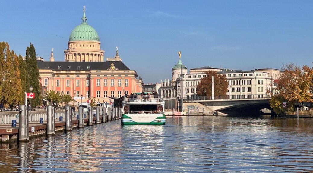Blick auf das Stadtschloss und die Nikolaikirche auf Potsdam