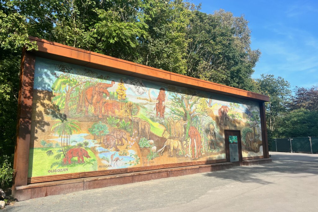 Mosaik im Tierpark Berlin. Es zeigt Urzeittiere und Elefanten. Heute steht es im Freien, früher zierte es den Eingang des Dickhäuterhauses