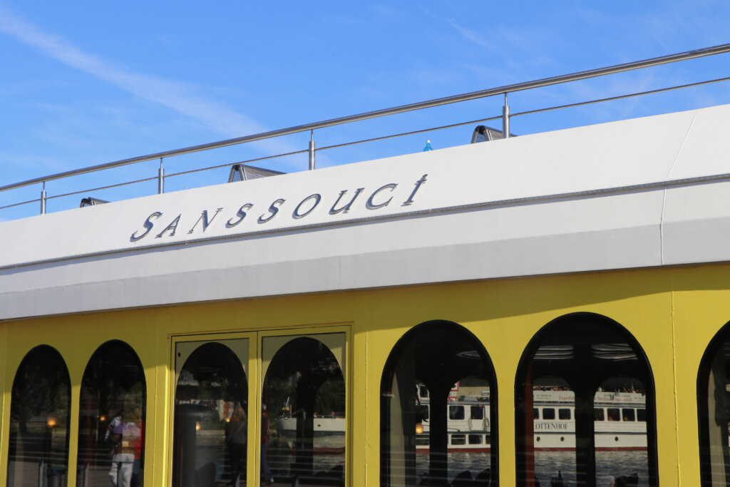 Schriftzug der MS Sanssouci. Das größte Fahrgastschiff der "Weißen Flotte" von Potsdam.