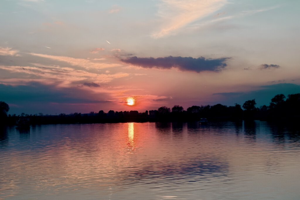 Sonnenuntergang über dem Glindower See in Potsdam-Miittelmark.
